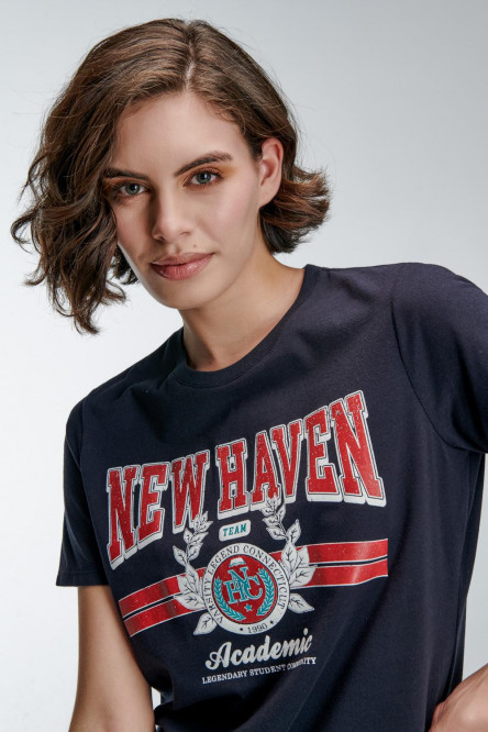 Camiseta manga corta con estampado en frente.