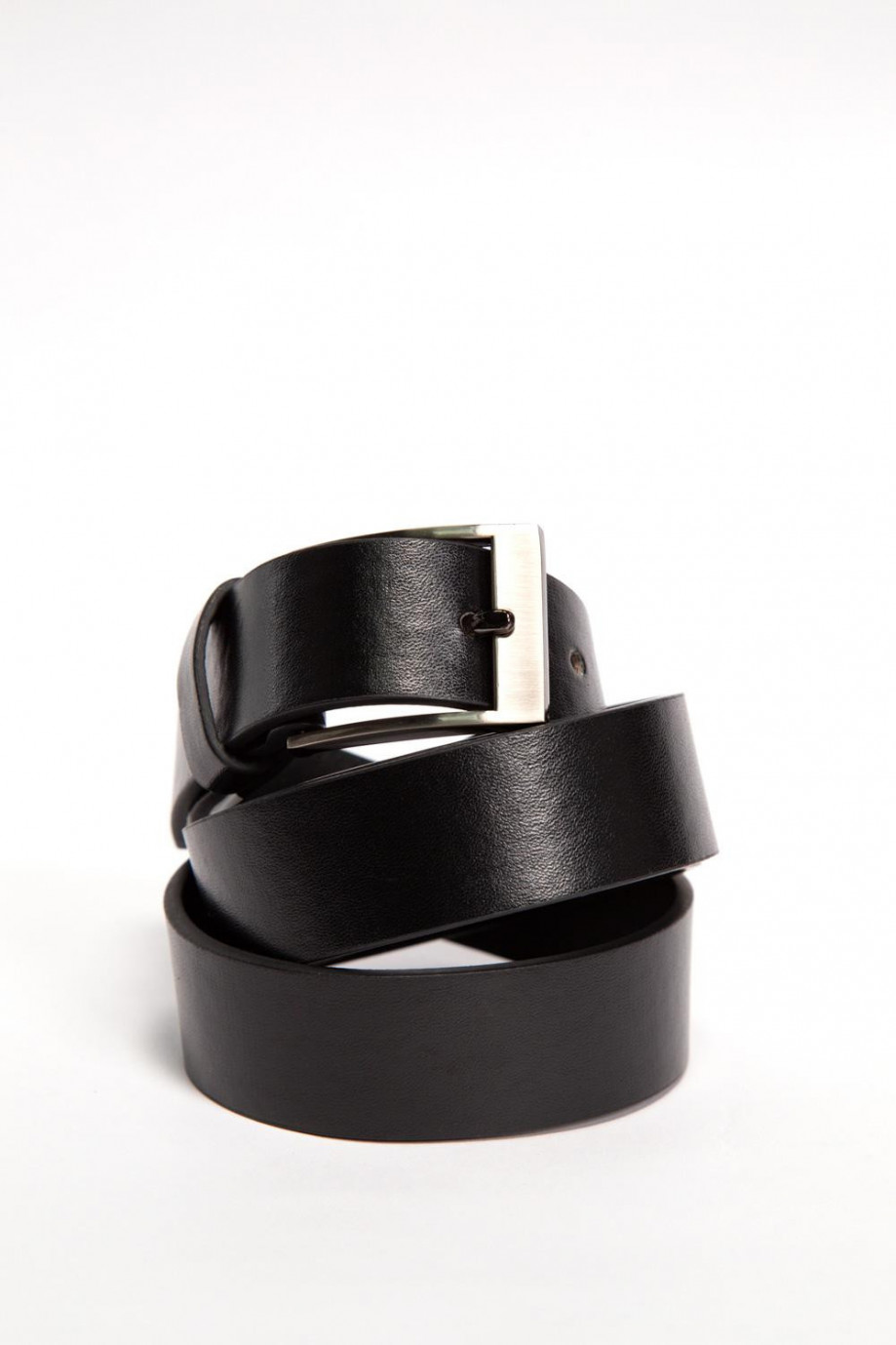 Cinturón negro en cuerina con hebilla metálica cuadrada
