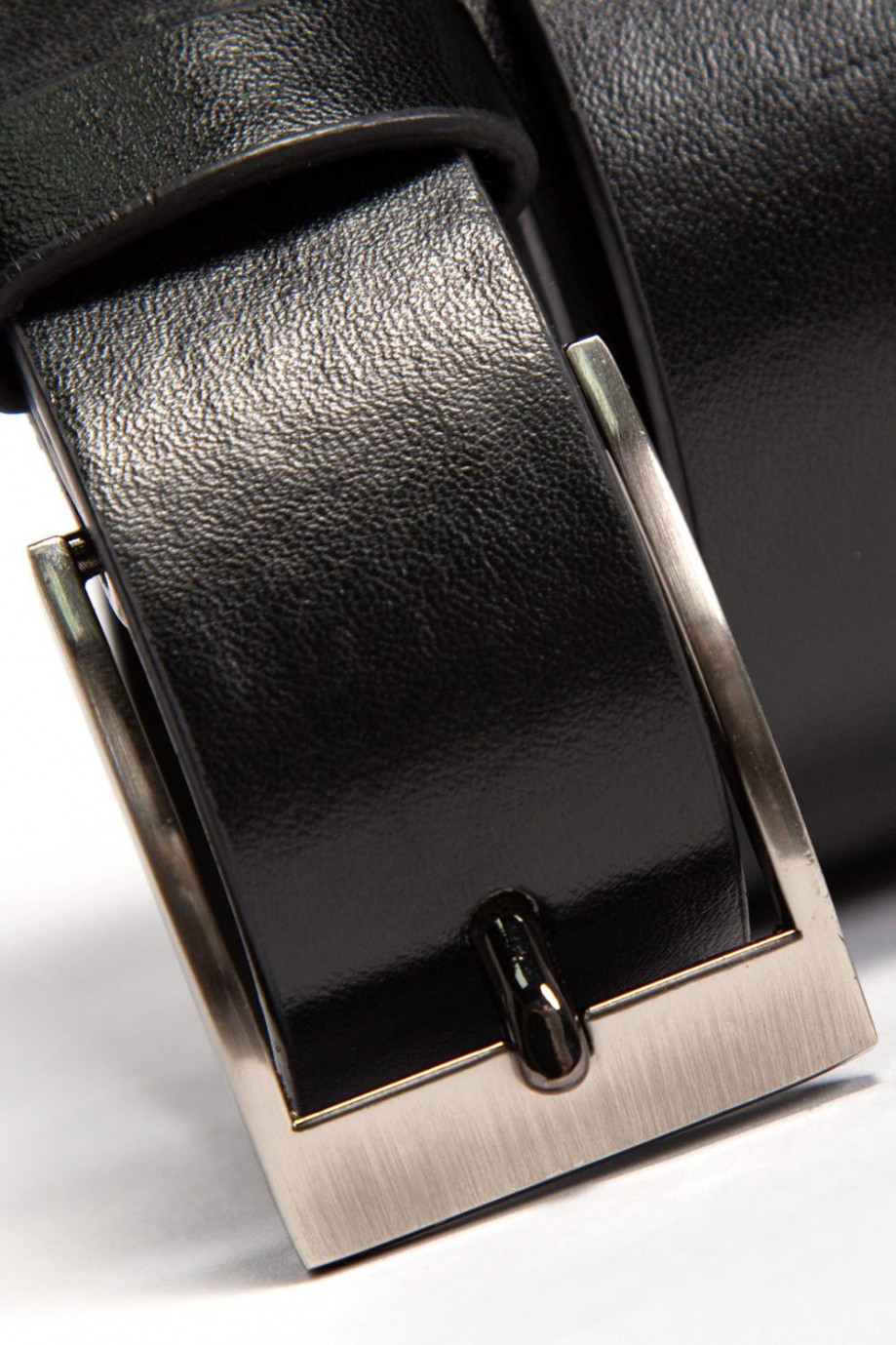 Cinturón negro en cuerina con hebilla metálica cuadrada
