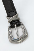 Cinturón en cuerina negro con pasador cruzado y hebilla metálica
