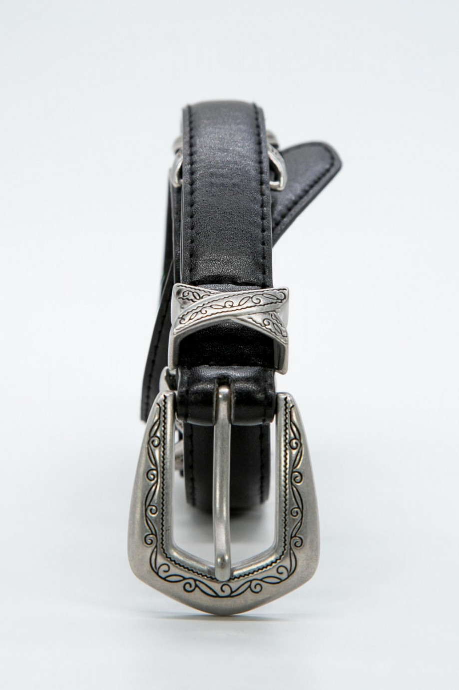 Cinturón en cuerina negro con pasador cruzado y hebilla metálica