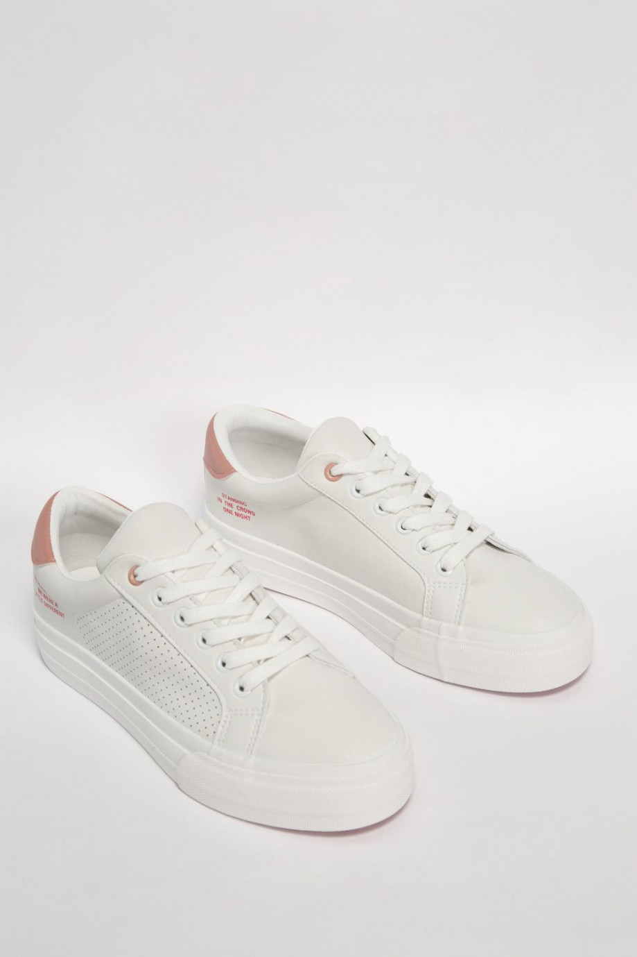 Tenis planos unicolores con contrastes y texto estampado
