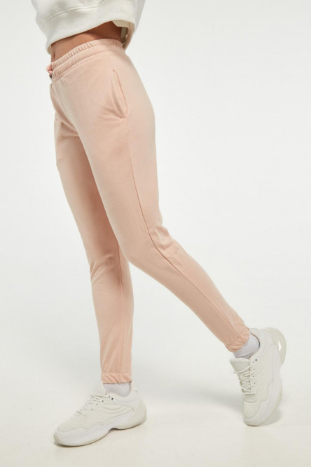 Pantalón rosado medio tipo jogger con elástico en cintura y botas