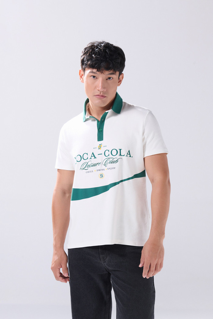 Camiseta polo crema clara con diseños de Coca-Cola
