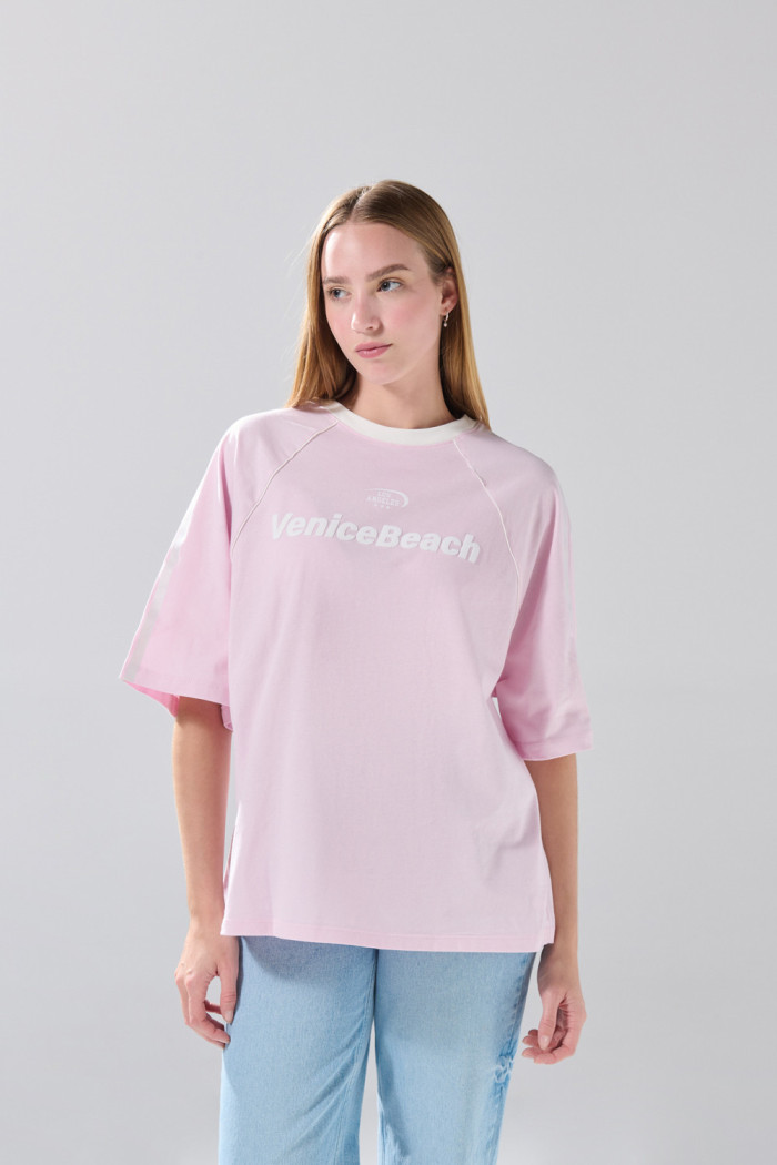 Camiseta manga ranglan corta rosada college oversize