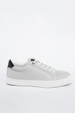 Tenis casuales grises claros con contrastes negros en los talones