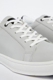 Tenis casuales grises claros con contrastes negros en los talones