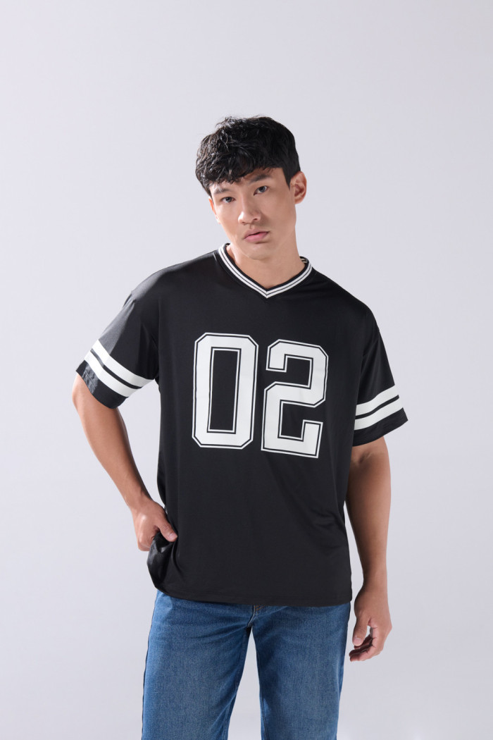 Camiseta negra con cuello V y estampado college
