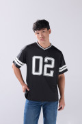 Camiseta negra con cuello V y estampado college
