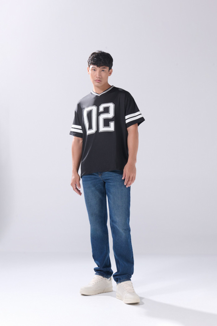 Camiseta negra con cuello V y estampado college
