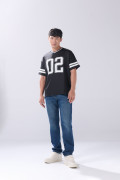 Camiseta negra con cuello V y estampado college
