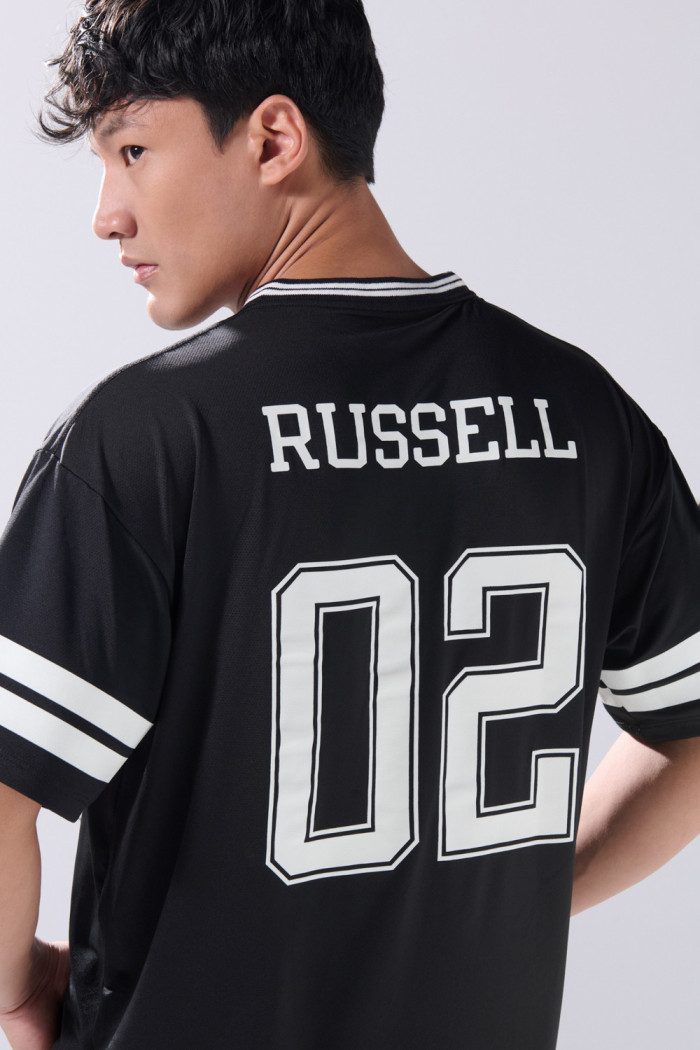 Camiseta negra con cuello V y estampado college
