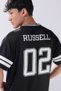 Camiseta negra con cuello V y estampado college
