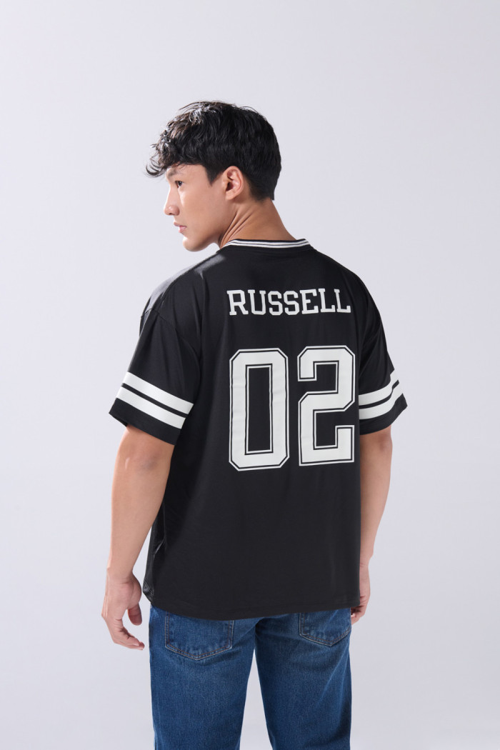 Camiseta negra con cuello V y estampado college
