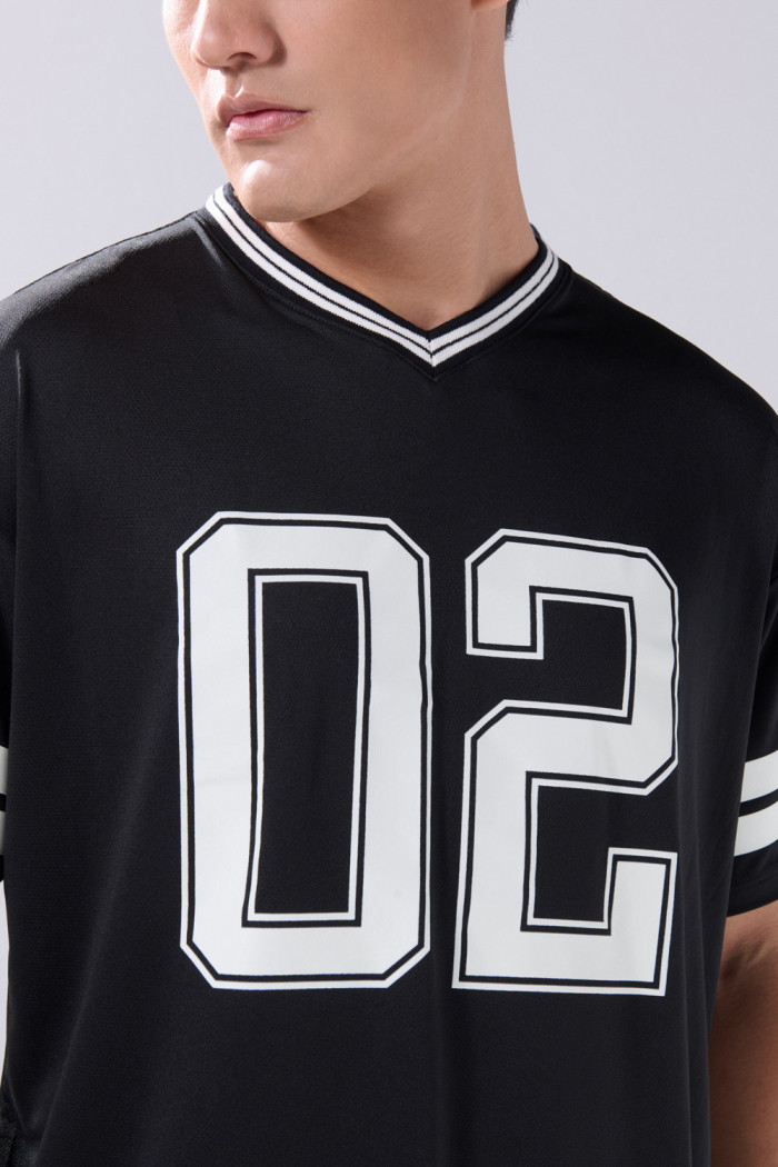 Camiseta negra con cuello V y estampado college
