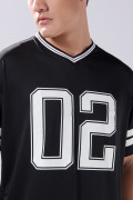 Camiseta negra con cuello V y estampado college

