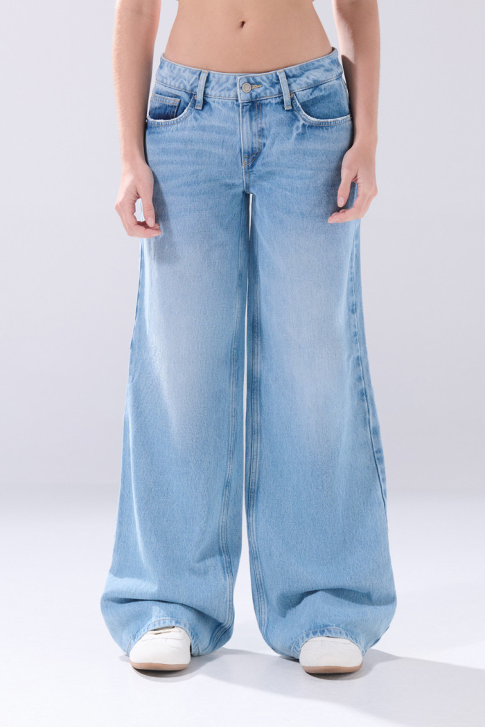 Jean tiro bajo open leg infaltables azul con bota ancha
