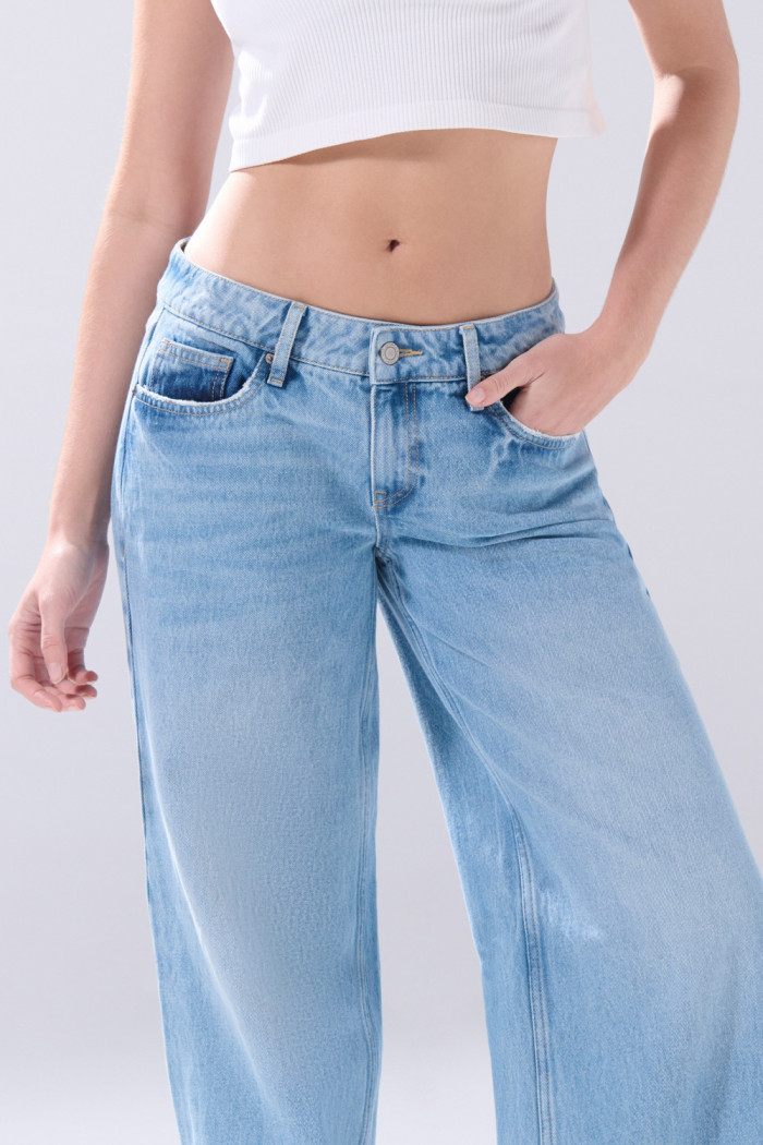 Jean tiro bajo open leg infaltables azul con bota ancha
