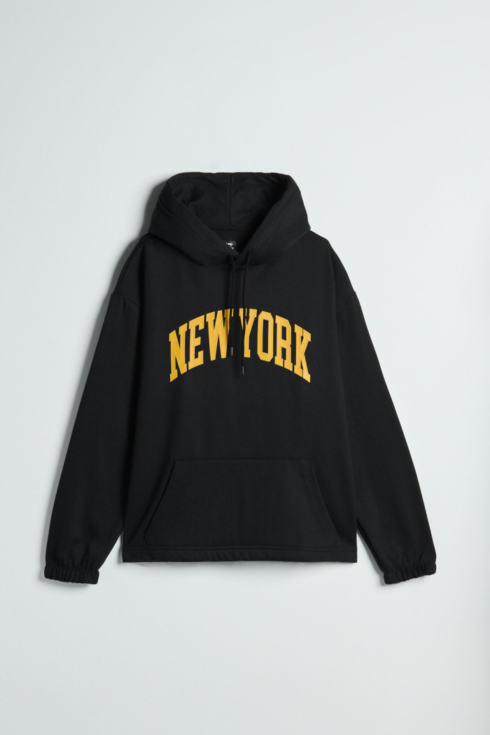 Buzo negro con capota oversize y texto college en frente
