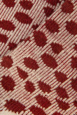 Medias largas kakys con contrastes y diseños de puntos rojos