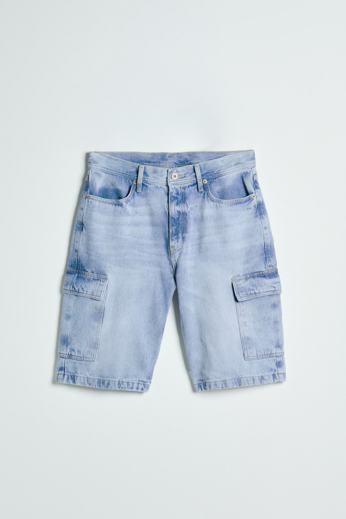 Bermuda de jean cargo azul clara con tiro bajo y bolsillos
