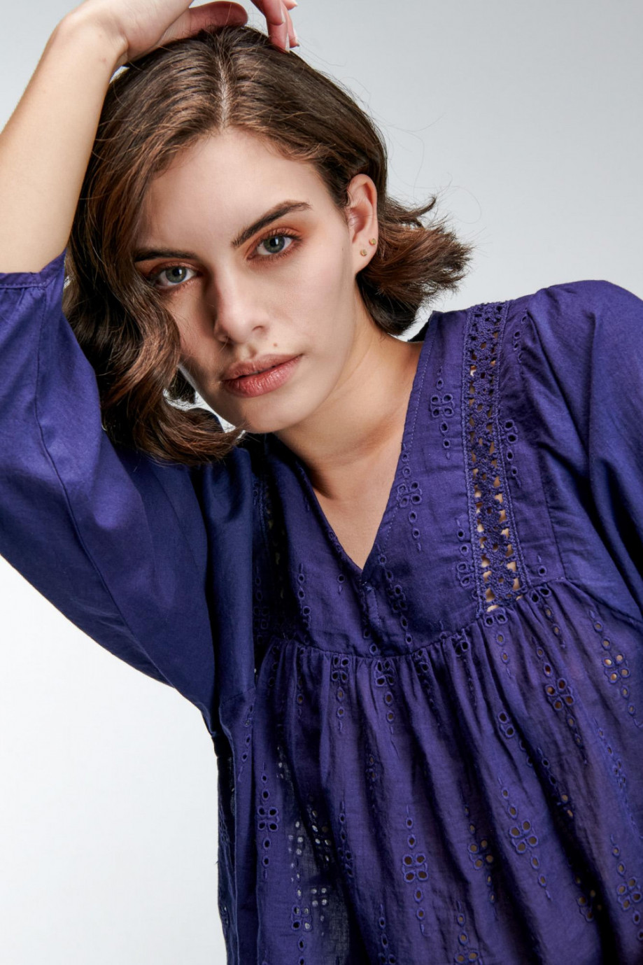 Blusa manga larga azul intensa con texturas de encaje