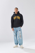 Buzo negro con capota oversize y texto college en frente
