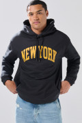 Buzo negro con capota oversize y texto college en frente
