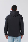 Buzo negro con capota oversize y texto college en frente
