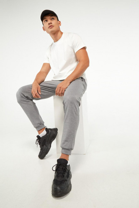 Pantalón jogger gris con letras negras estampadas en frente