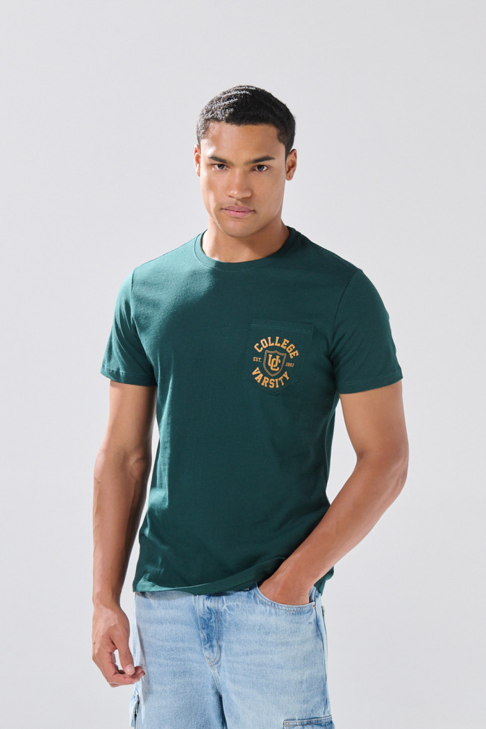 Camiseta verde con bolsillo, manga corta y arte college