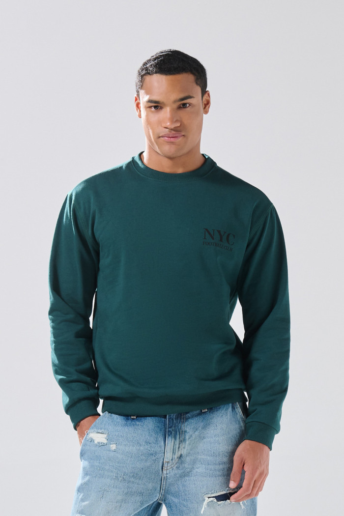 Buzo cuello redondo verde oscuro con arte college delantero
