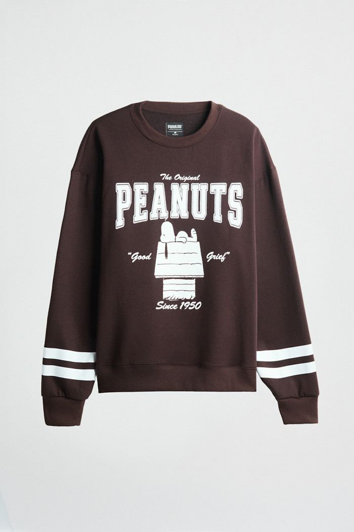 Buzo café oscuro oversize de Snoopy con cuello redondo
