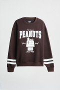 Buzo café oscuro oversize de Snoopy con cuello redondo
