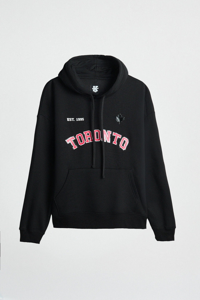 Buzo oversize negro con capota y texto rojo college
