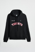 Buzo oversize negro con capota y texto rojo college
