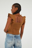 Blusa café clara con escote de corazón y golas en hombros