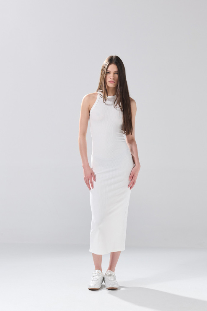 Vestido en rib largo unicolor con manga sisa
