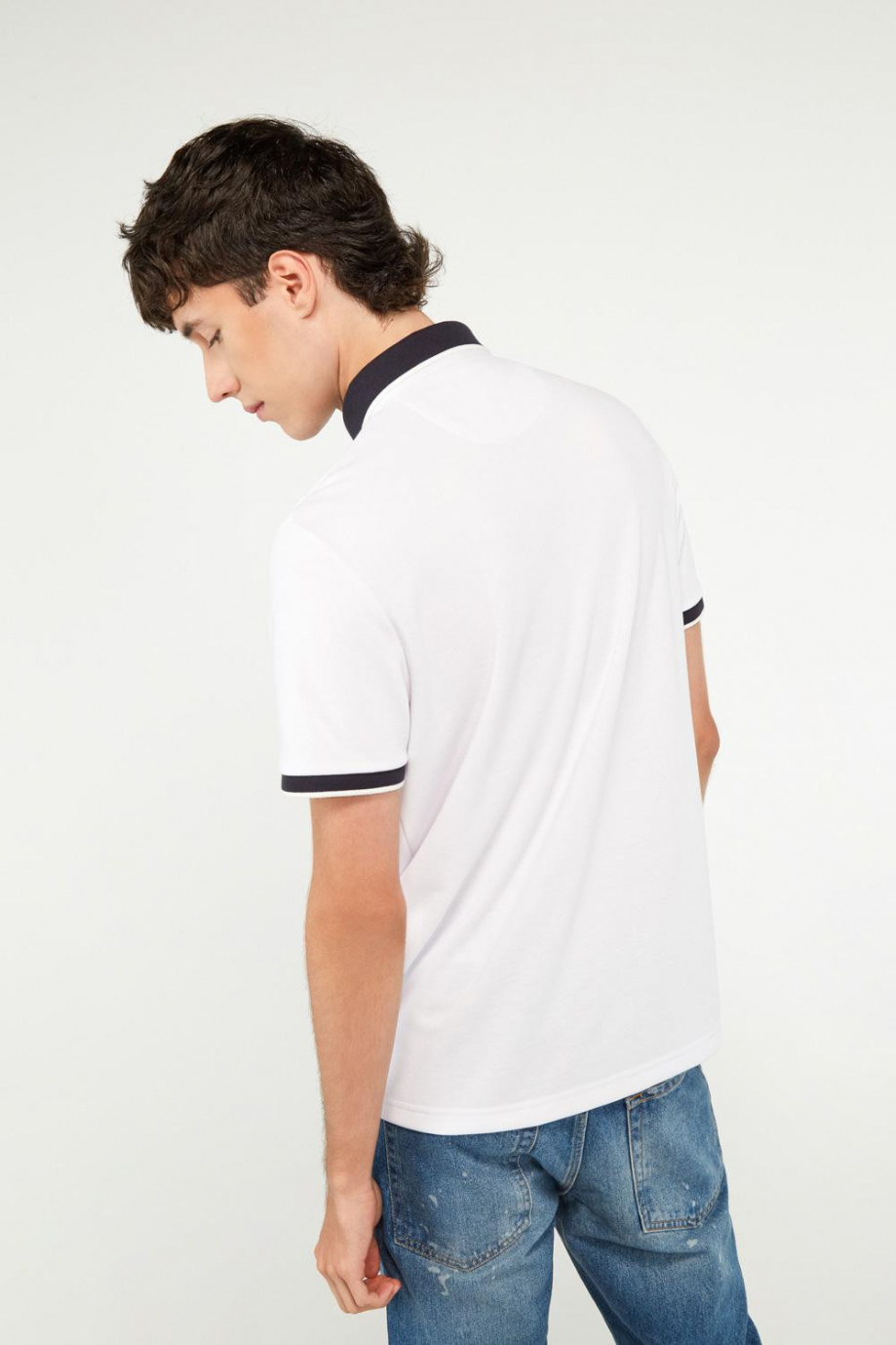 Camiseta polo blanca con cuello y puños tejidos en contraste