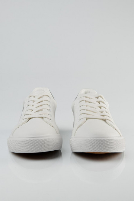 Tenis casuales unicolores con diseños plateados en contraste