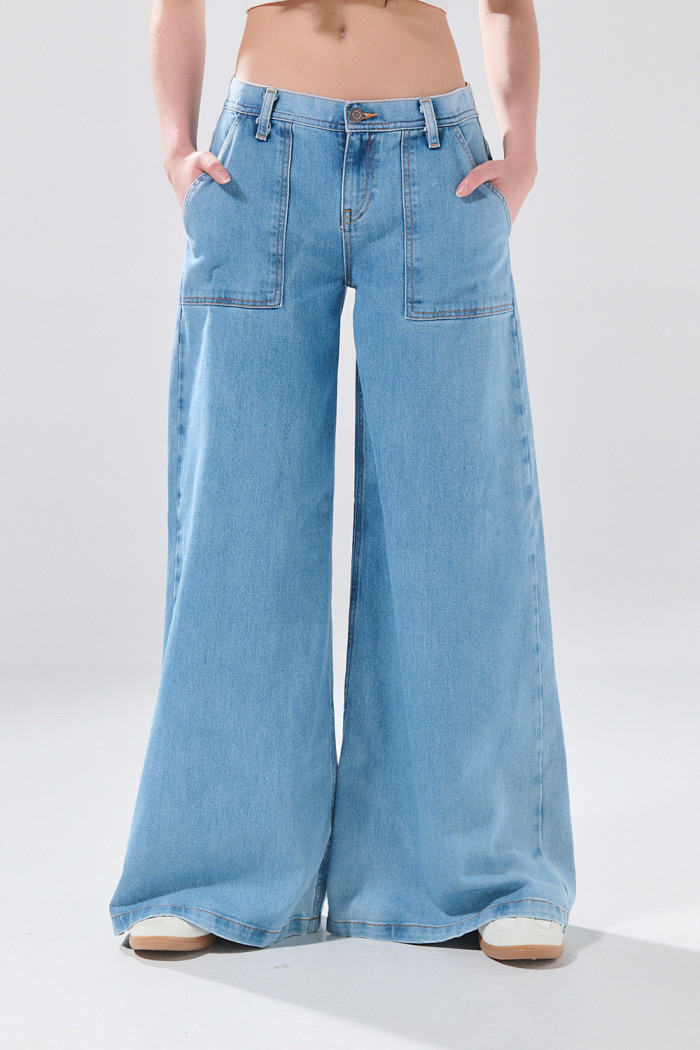 Jean súper open leg tiro bajo azul claro con bota ancha
