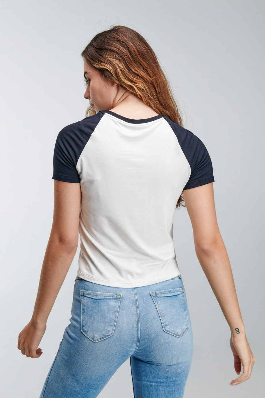 Camiseta unicolor con estampado y manga ranglan corta en contraste