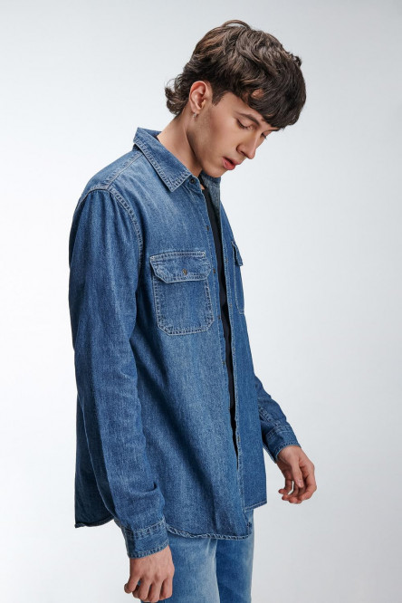 Camisa azul oscura en jean manga larga con bolsillos de tapa en frente