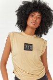 Camiseta croptop, cuello alto con elástico en costados y estampado en frente