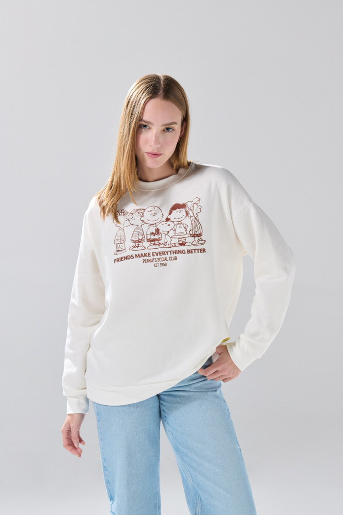 Buzo oversize cuello redondo crema con arte de Snoopy
