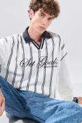 Camiseta crema cuello polo college oversize con manga larga
