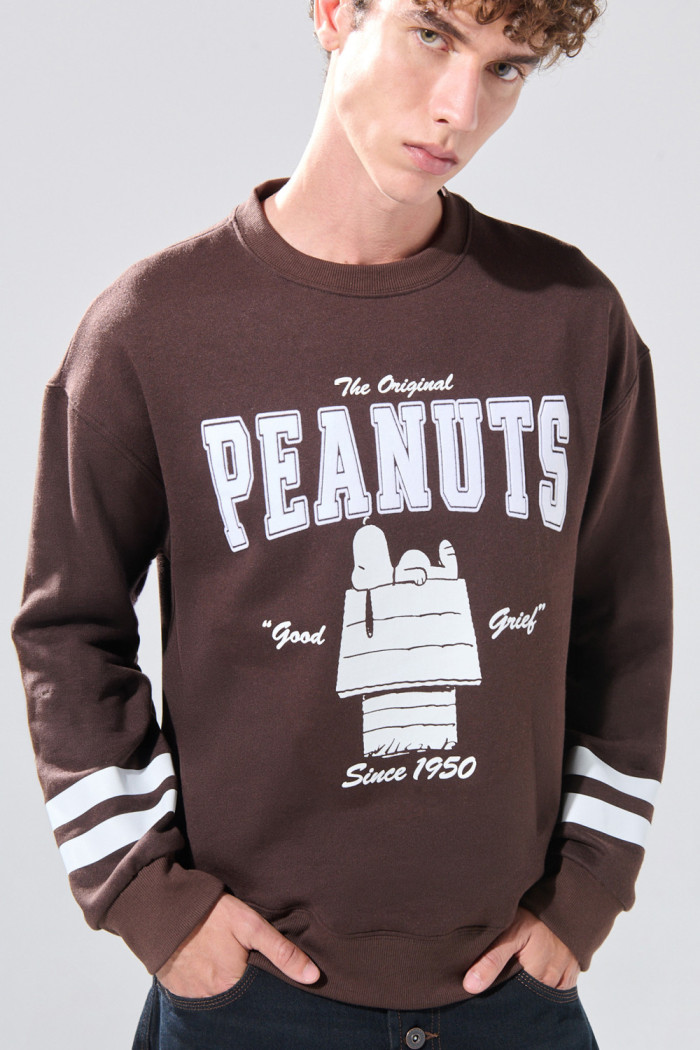 Buzo café oscuro oversize de Snoopy con cuello redondo
