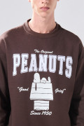 Buzo café oscuro oversize de Snoopy con cuello redondo
