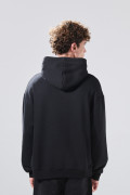 Buzo oversize negro con capota y texto rojo college
