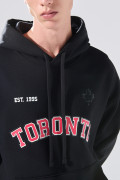 Buzo oversize negro con capota y texto rojo college

